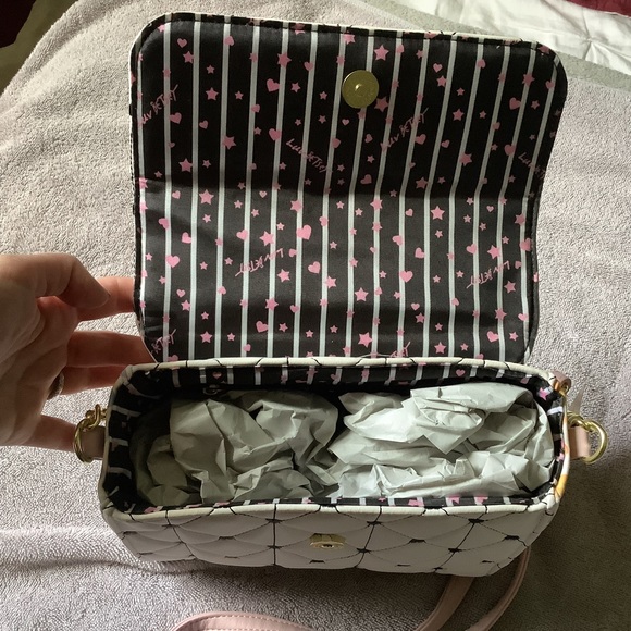 💜💜💜 Luv Betsey by Betsey Johnson Quilted Crossbody Bag. NWT - Picture 4 of 15